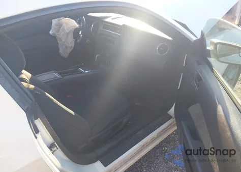 2013 Ford Mustang V6 z USA, uszkodzony, nr VIN 1ZVBP8AM3D5211767